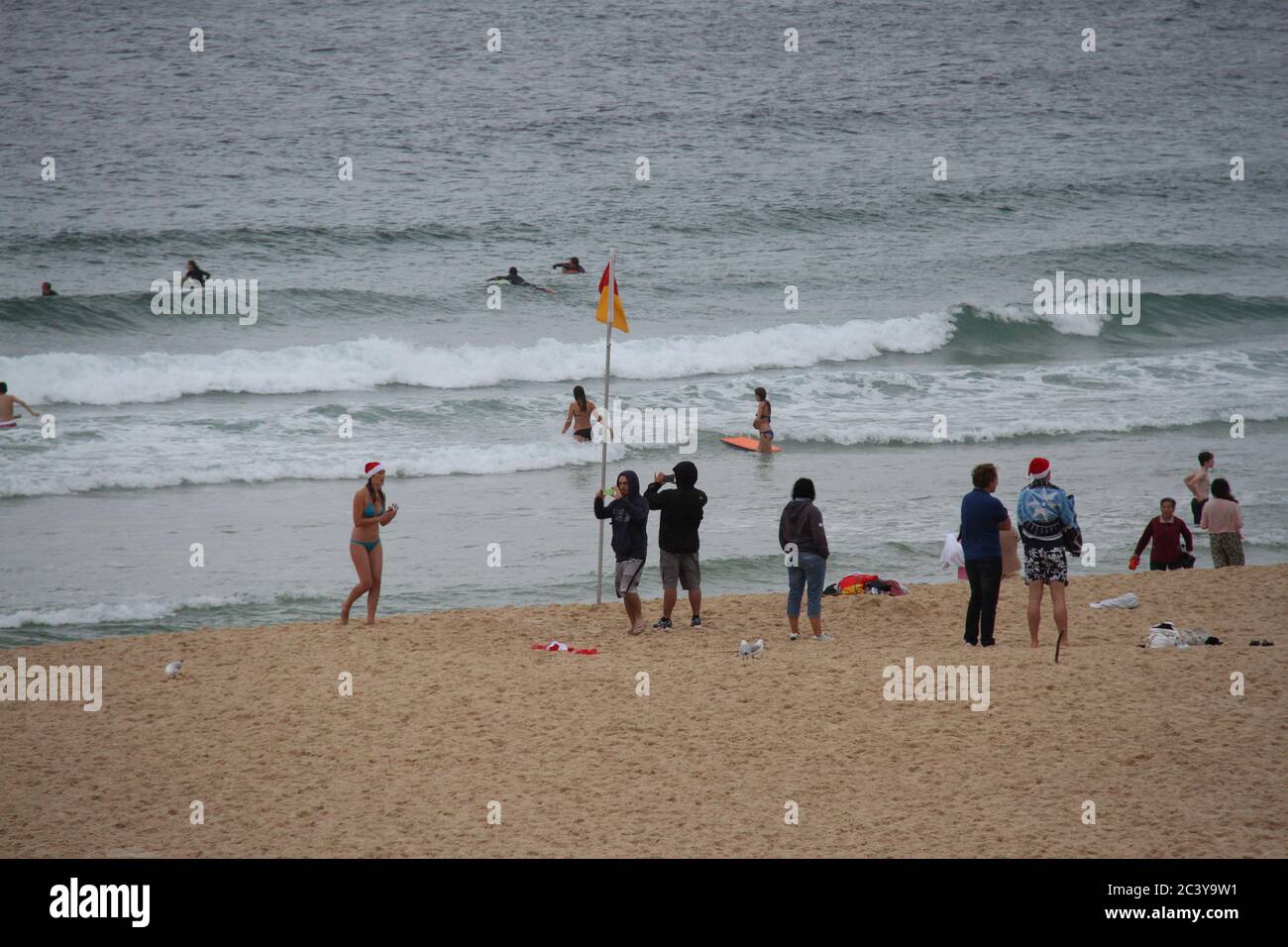 Am ersten Weihnachtsfeiertag wäre der Bondi Beach in Sydney normalerweise voller Menschen gewesen, aber Regen hielt viele Menschen fern. Stockfoto