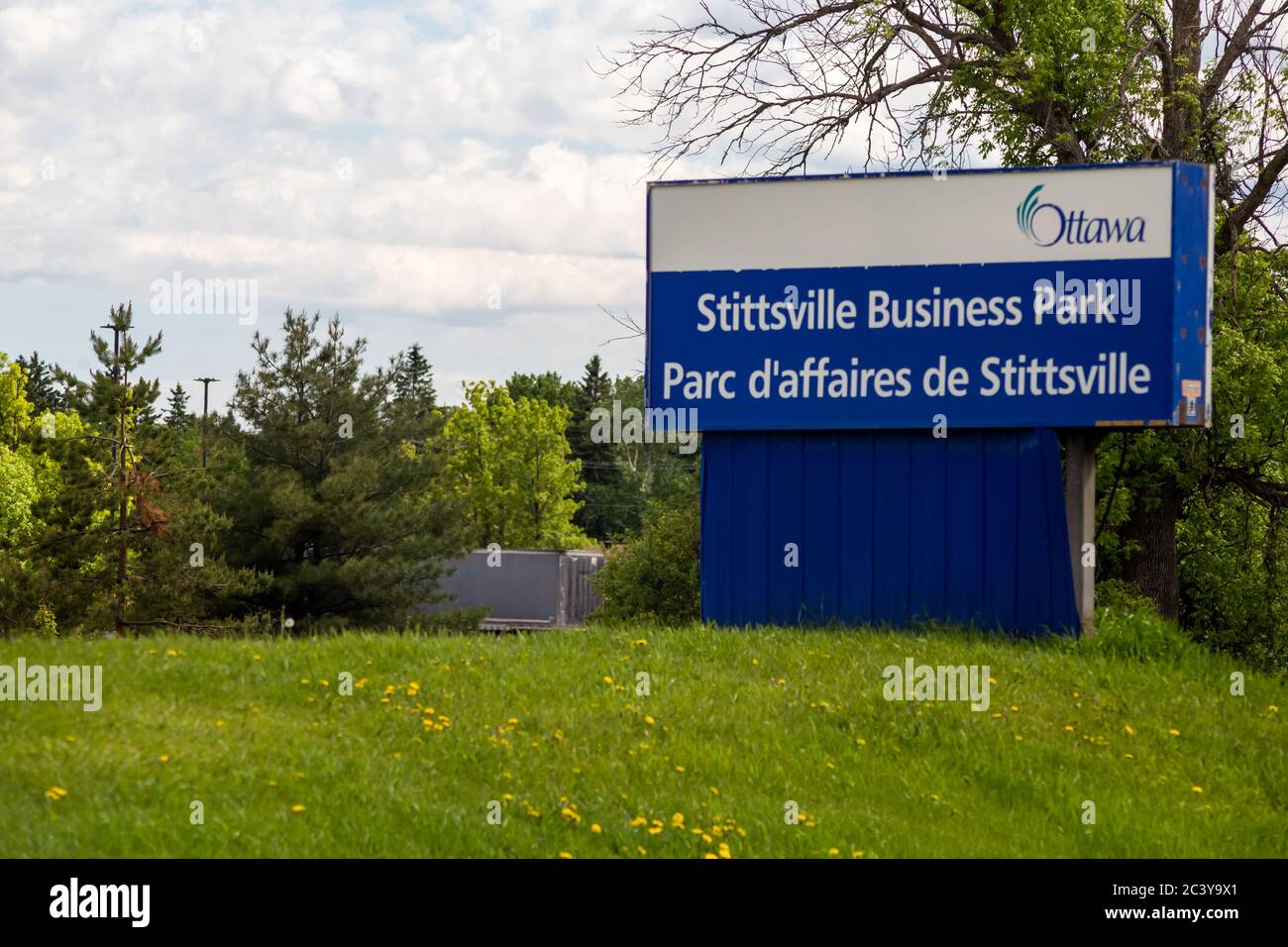 Die zweisprachige Stadt Ottawa Zeichen für den Stittsville Business Park an der Iber Road in der kanadischen Hauptstadt West End Stockfoto