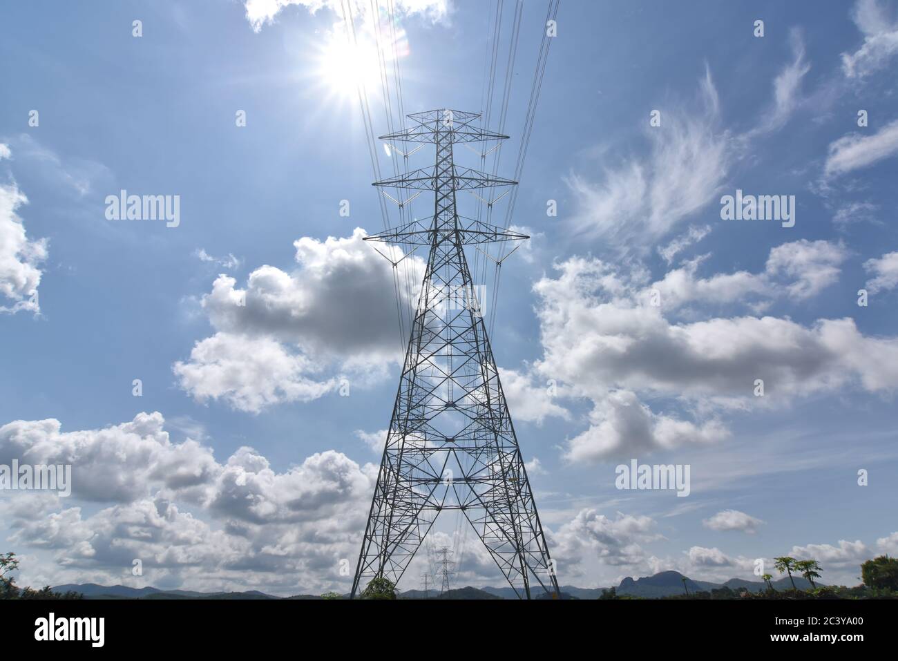 Hochspannungsturm, elektrische Post und elektrisches Kabel auf dem Feld in der Landschaft mit weiß bewölkt und blauen Himmel Hintergrund. Speicherplatz kopieren Stockfoto