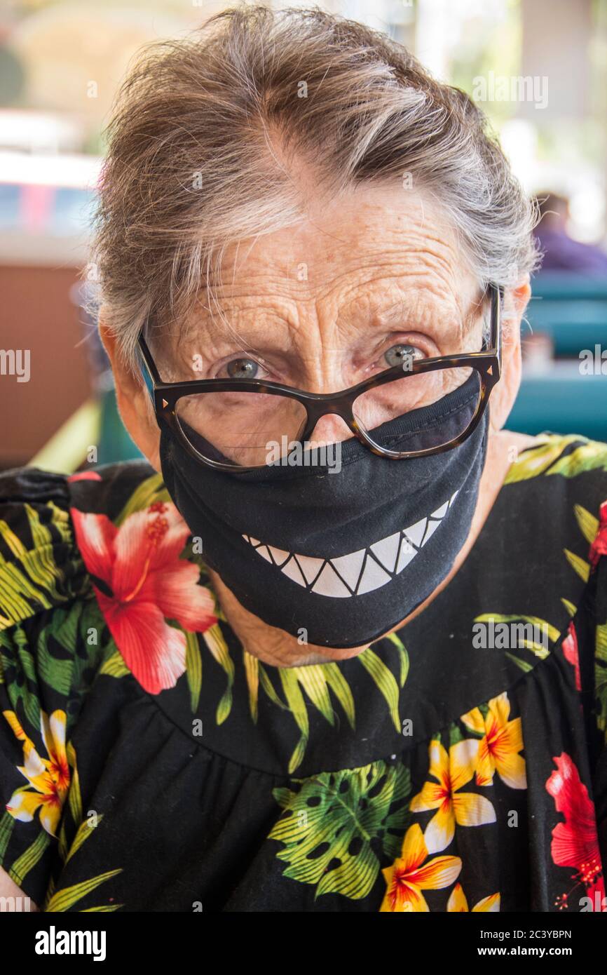 Eine 83-jährige Frau mit Maske. Stockfoto