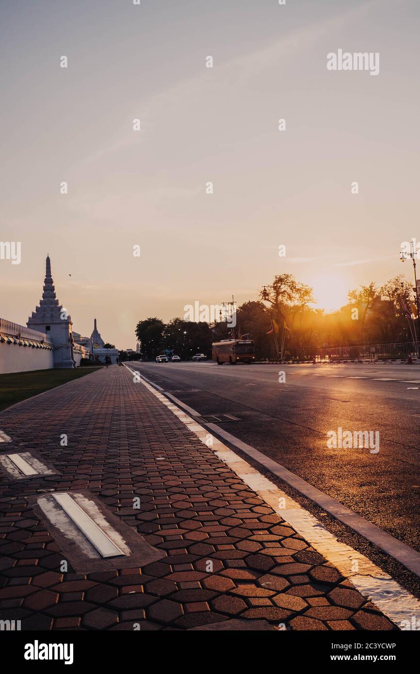 Mai 2020 Bangkok Thailand, Stille Atmosphäre in der Altstadt von Bangkok Thailand während der Sperre die Stadt auf Sonnenlicht durch den Pramane Boden alten Schlepptau Stockfoto