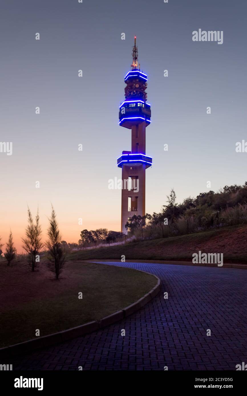 Pretoria (Tshwane), Südafrika - 3. April 2016. Telkom (Lukasrand) Telekommunikation Wahrzeichen Turm Straße Blick in der Nacht. Stockfoto