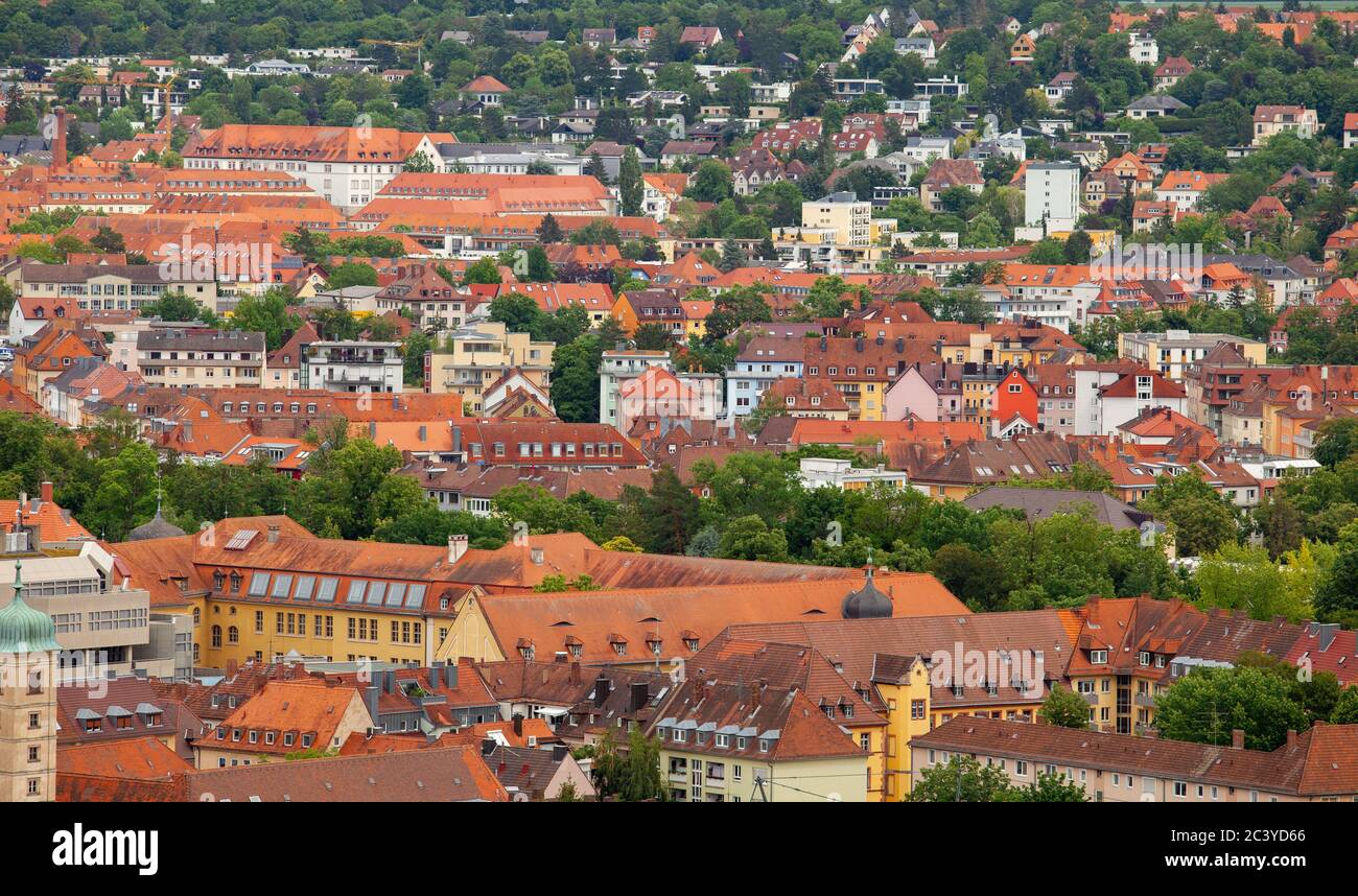 Blick auf die deutsche europäische Stadt Würzburg, Blick vom Hügel. Stockfoto