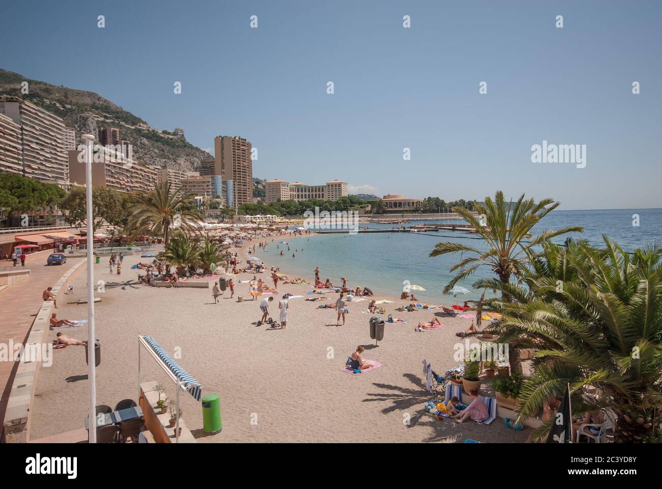 Monaco , Monaco - 8. Juli 2008: Larvotto Strand mit Monte-Carlo Bay Casino im Hintergrund. Stockfoto