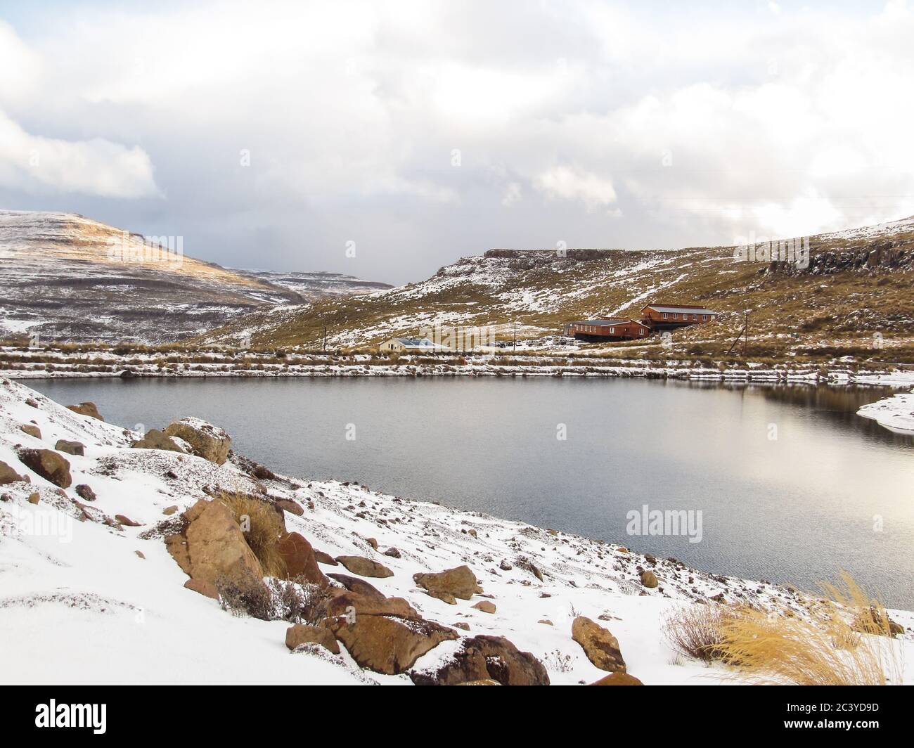 AfriSki Mountain Resort, Lesotho, Südafrika - 25. Juli 2015. Blick auf die schneebedeckten Maluti-Berge im Winter im Skigebiet in Lesotho. Stockfoto