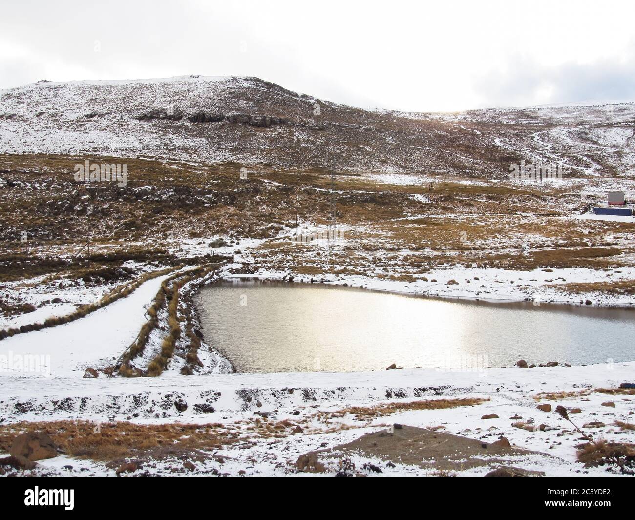 AfriSki Mountain Resort, Lesotho, Südafrika - 25. Juli 2015. Blick auf die schneebedeckten Maluti-Berge im Winter im Skigebiet in Lesotho. Stockfoto