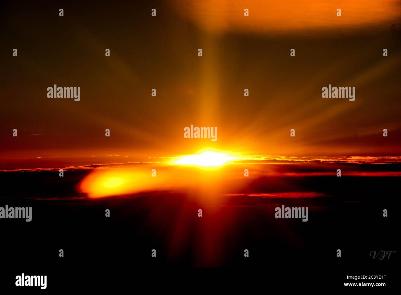 Landschaft über den Wolken, aus einem Flugzeug Passagierfenster aufgenommen Stockfoto