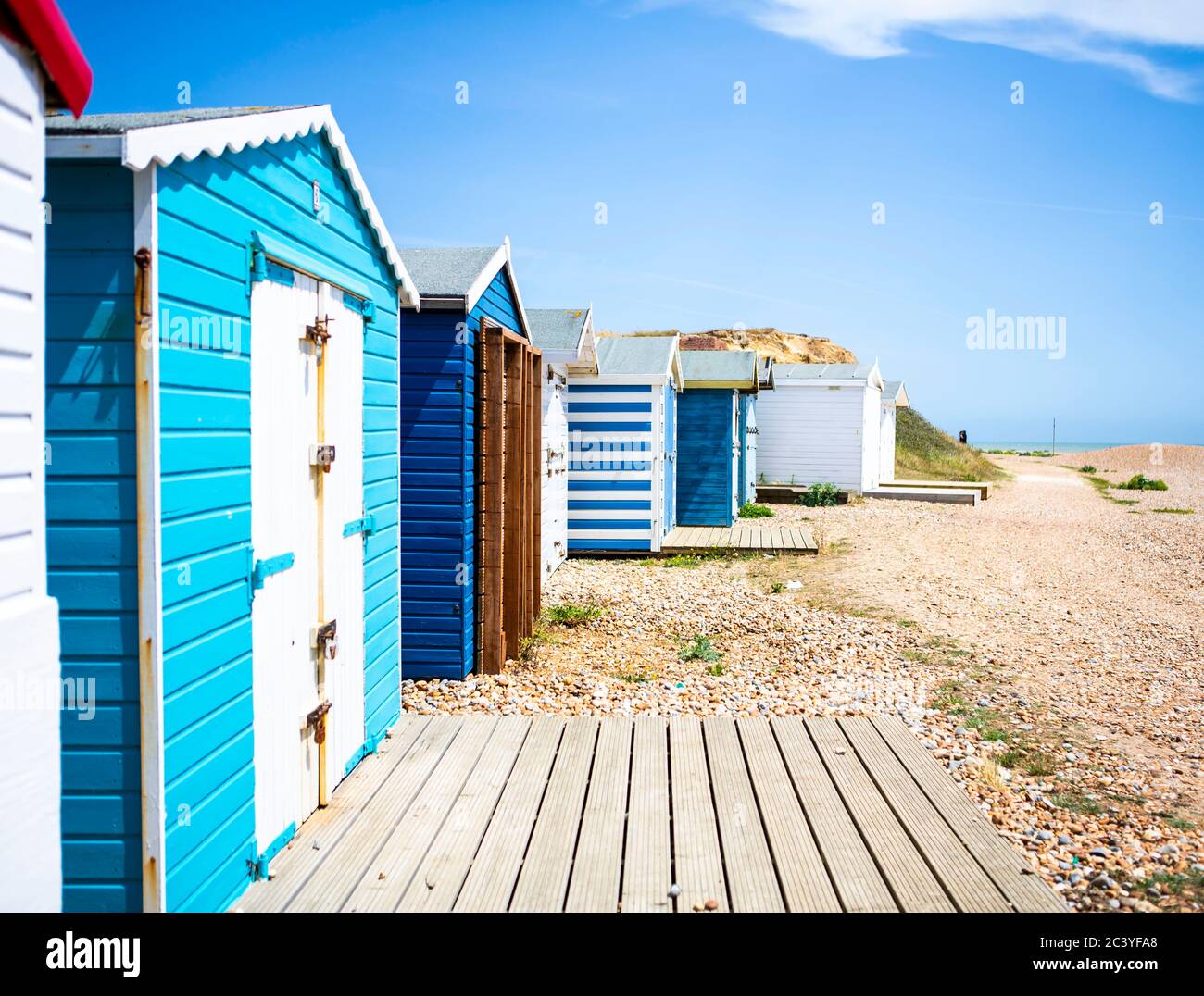 Blaue Strandhütten und Kies Stockfoto