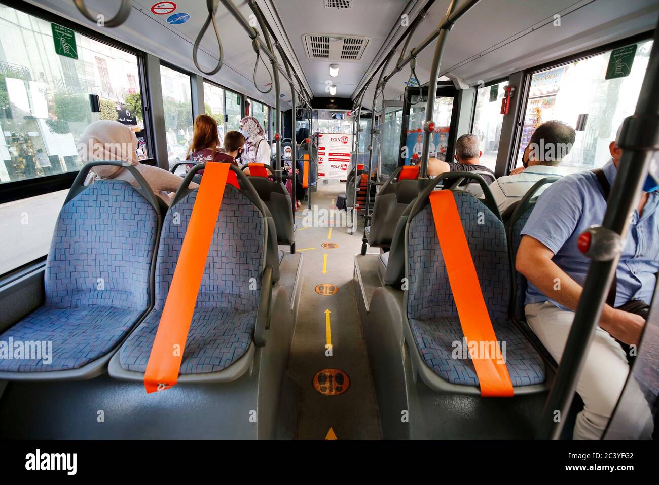 Algier. Juni 2020. Die Leute nehmen einen Bus in Algier, Algerien, 22. Juni 2020. Die algerische Regierung hat die Wiederaufnahme des öffentlichen Verkehrs seit Juni 14 zugelassen. Quelle: Xinhua/Alamy Live News Stockfoto