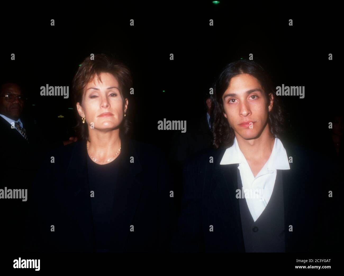 Beverly Hills, California, USA 8. November 1995 Cindy Costner und Date besuchen die Premiere von 'GoldenEye' am 8. November 1995 im Samuel Goldwyn Theater in Beverly Hills, Kalifornien, USA. Foto von Barry King/Alamy Stockfoto Stockfoto