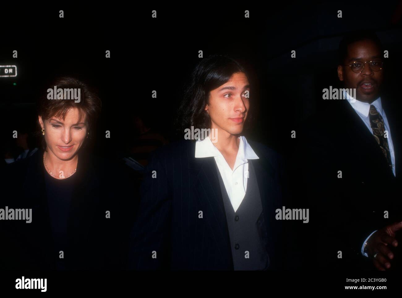 Beverly Hills, California, USA 8. November 1995 Cindy Costner und Date besuchen die Premiere von 'GoldenEye' am 8. November 1995 im Samuel Goldwyn Theater in Beverly Hills, Kalifornien, USA. Foto von Barry King/Alamy Stockfoto Stockfoto