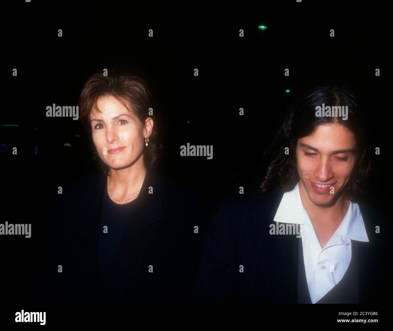 Beverly Hills, California, USA 8. November 1995 Cindy Costner und Date besuchen die Premiere von 'GoldenEye' am 8. November 1995 im Samuel Goldwyn Theater in Beverly Hills, Kalifornien, USA. Foto von Barry King/Alamy Stockfoto Stockfoto