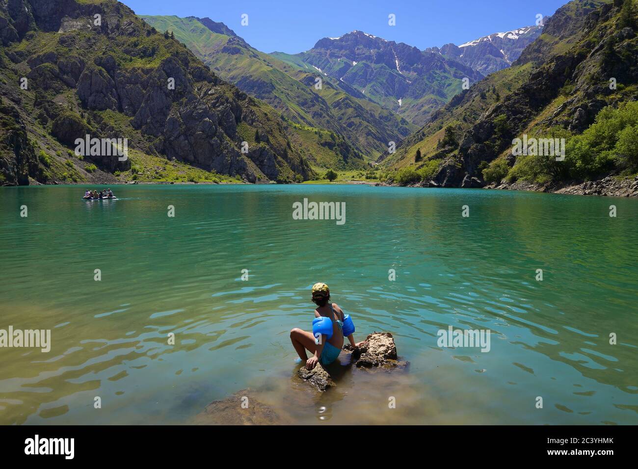 (200623) -- TASCHKENT, 23. Juni 2020 (Xinhua) -- die Menschen genießen ihre Freizeit am Urungach-See im Ugam-Chatkal-Nationalpark, etwa 160 km von Taschkent City, Usbekistan. (Foto von Zafar Khalilov/Xinhua) Stockfoto