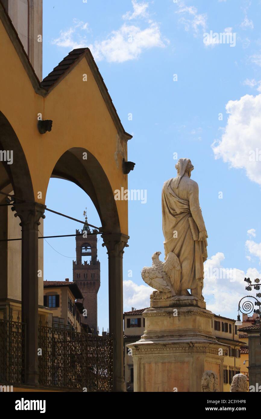 Denkmal von Dante Alighieri, berühmter italienischer Dichter auf der Piazza Santa Croce (Heiliger Kreuz Platz), Rückseite, Florenz, Italien Stockfoto