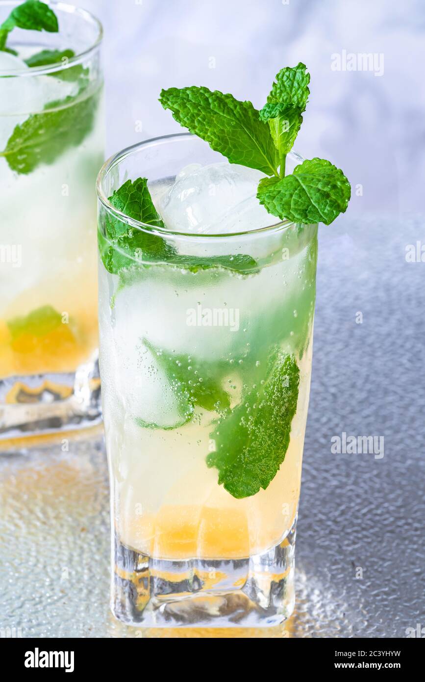 Bramley Apple Gin Cocktail mit Pfefferblüten-Cordial Stockfoto