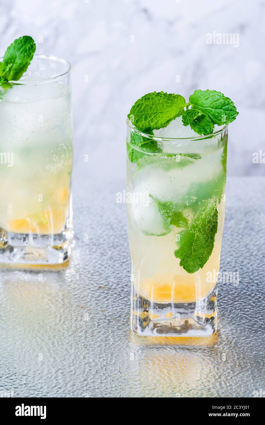 Bramley Apple Gin Cocktail mit Pfefferblüten-Cordial Stockfoto