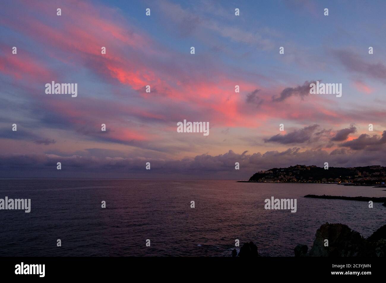 Sonnenuntergang am Mittelmeer. Bucht von Arenzano, Genua, Ligurien, Italien Stockfoto