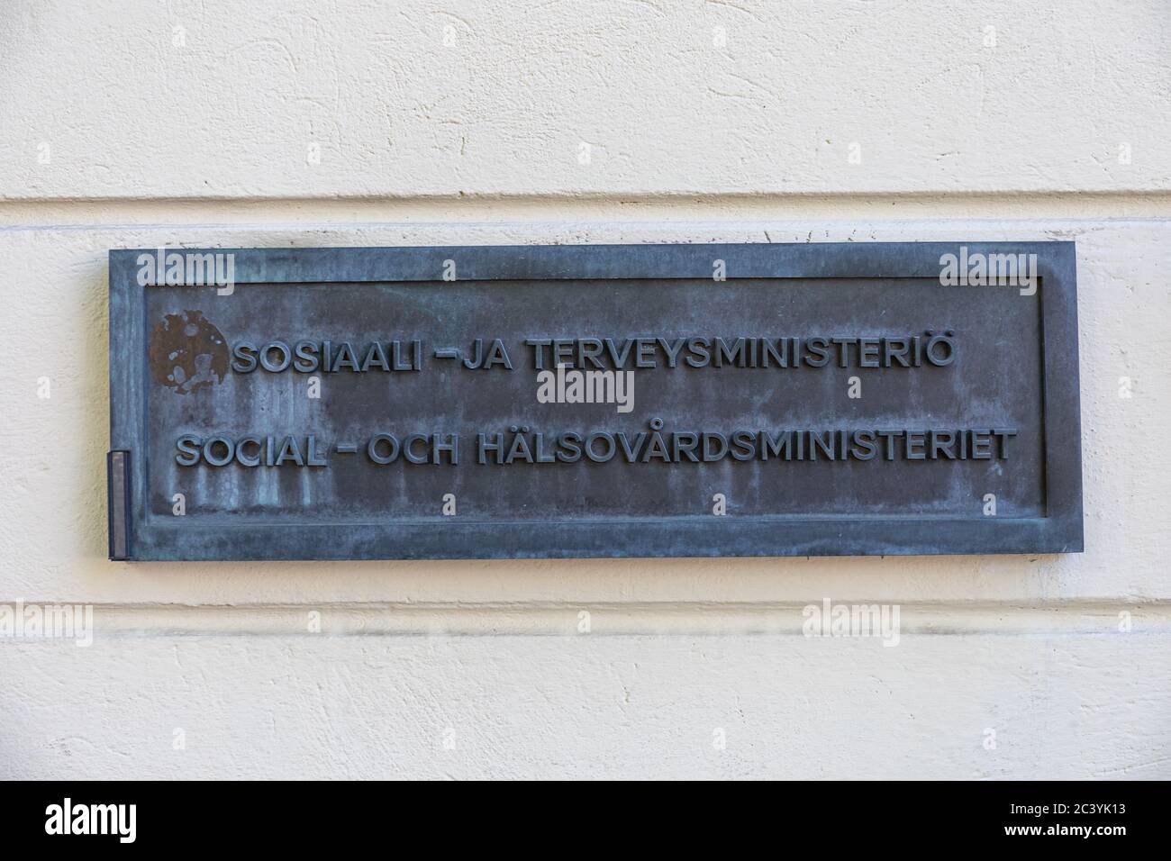 Sosiaali- ja terveysministeriö. Ministerium für Soziales und Gesundheit. Schild an der Außenmauer des Ministeriums. Helsinki, Finnland. Stockfoto