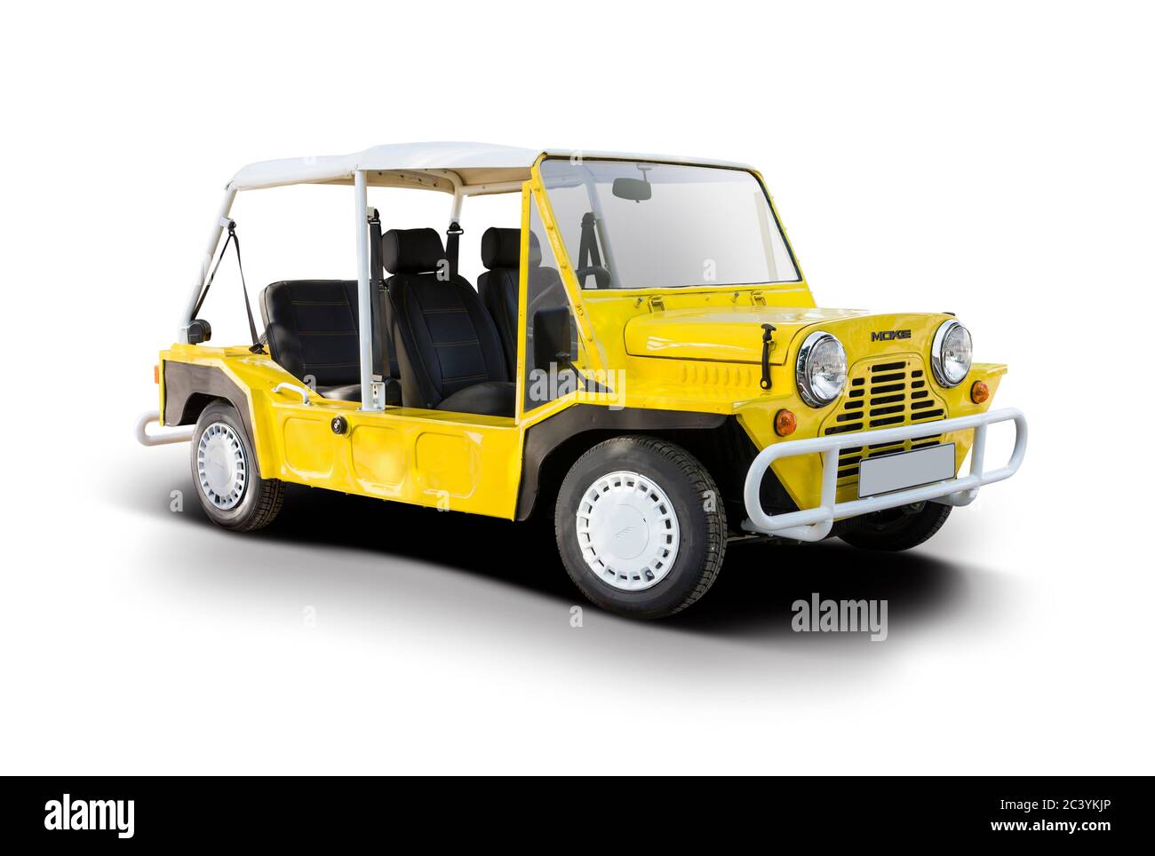 Gelbes Mini Moke Auto isoliert auf weiß Stockfoto