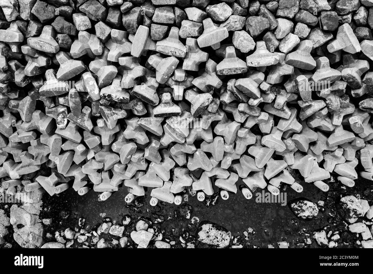 Felsbrocken und Beton blockieren die Meeresverteidigung bei Scarborough in North Yorkshire, Großbritannien Stockfoto