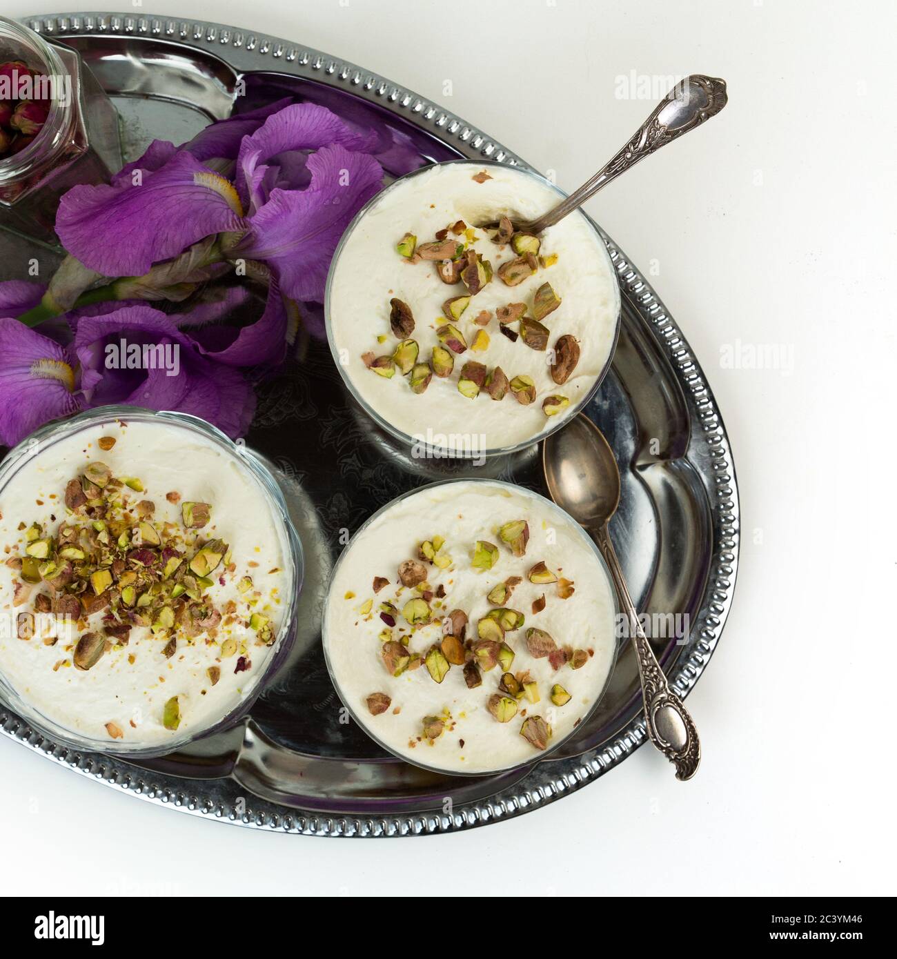 Traditionelles arabisches Dessert Ash Asaray. Internationale Küche. Geröstetes Brot mit Schlagsahne und Pistazien. Stockfoto