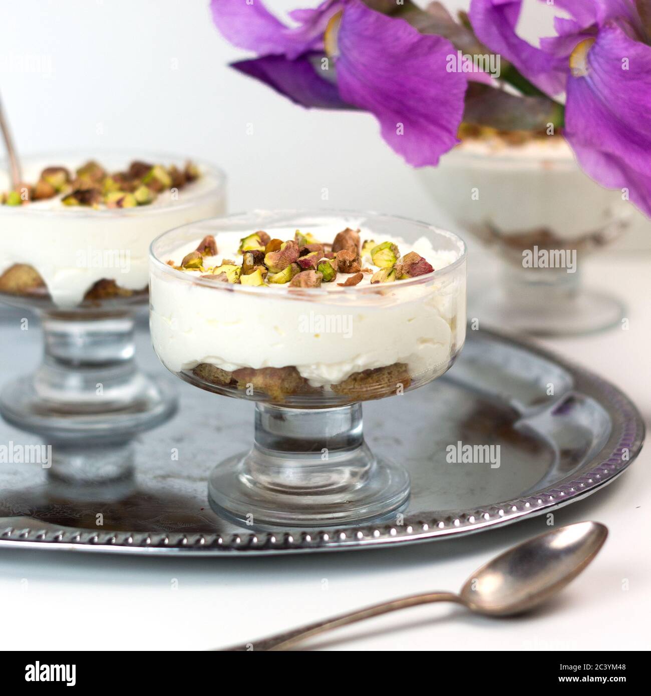 Traditionelles arabisches Dessert Ash Asaray. Internationale Küche. Geröstetes Brot mit Schlagsahne und Pistazien. Stockfoto