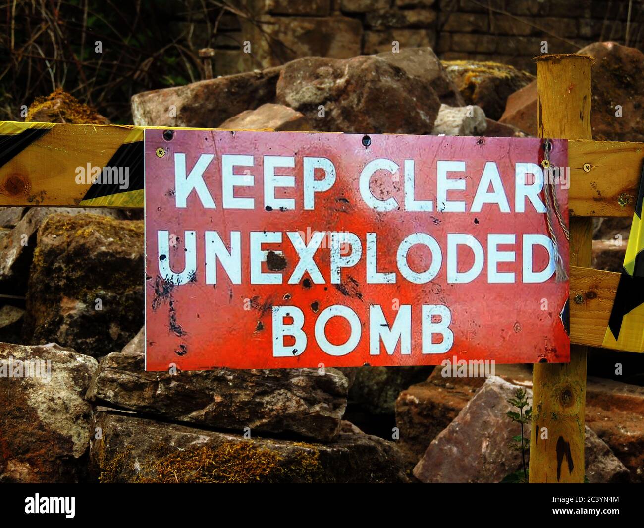 Schild „nicht explodierte Bombe“ nicht entfernen Stockfoto