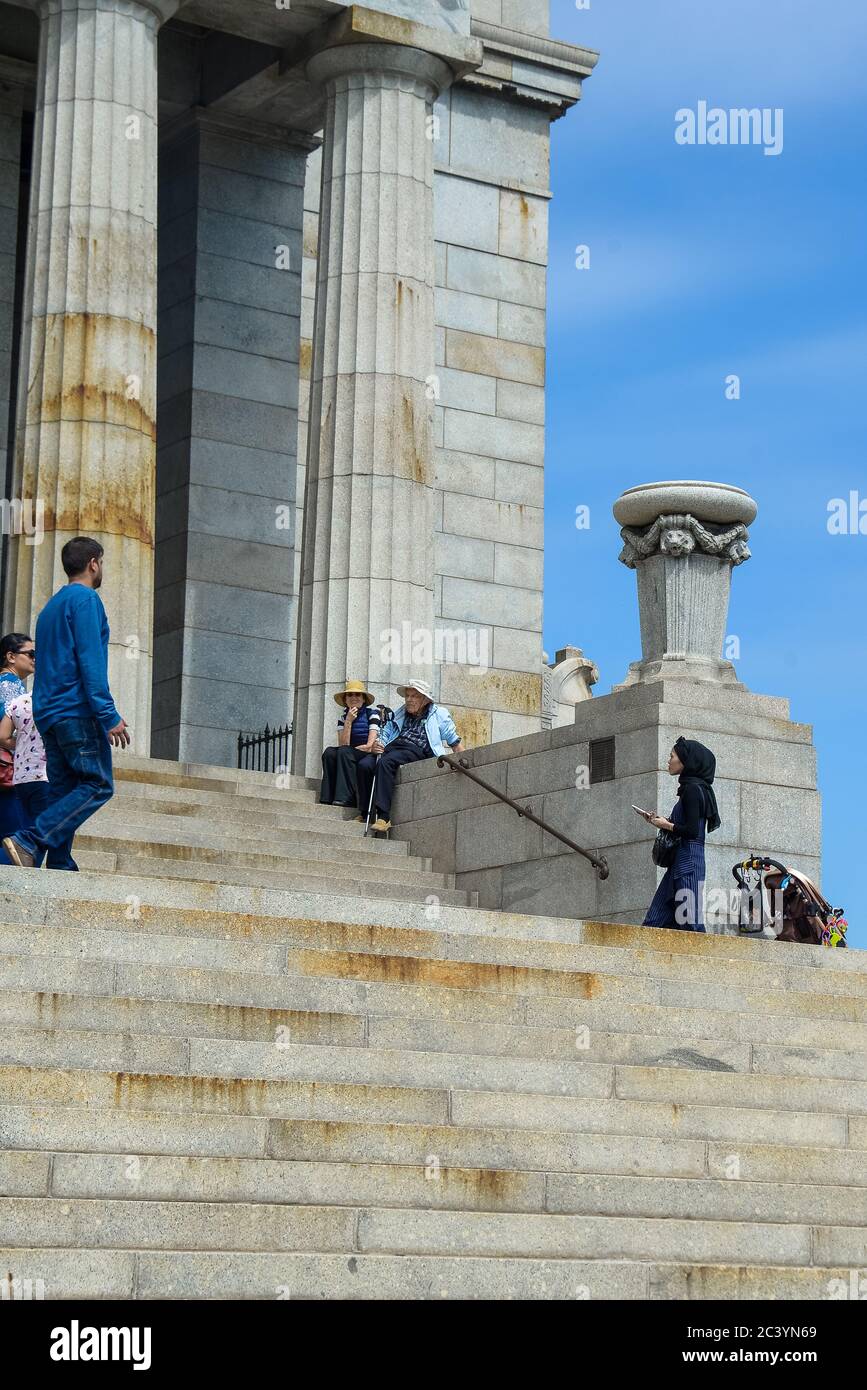 Blick auf den Schrein der Erinnerung mit Menschen und Touristen in Melbourne Victoria Australien. Es wurde zu Ehren der Männer im Ersten Weltkrieg diente gebaut Stockfoto