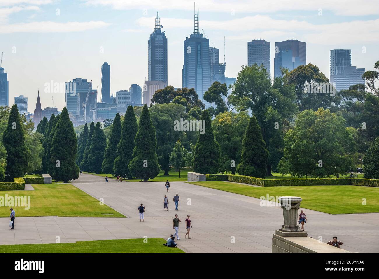 Blick auf den Schrein der Erinnerung mit Menschen und Touristen in Melbourne Victoria Australien. Es wurde zu Ehren der Männer im Ersten Weltkrieg diente gebaut Stockfoto