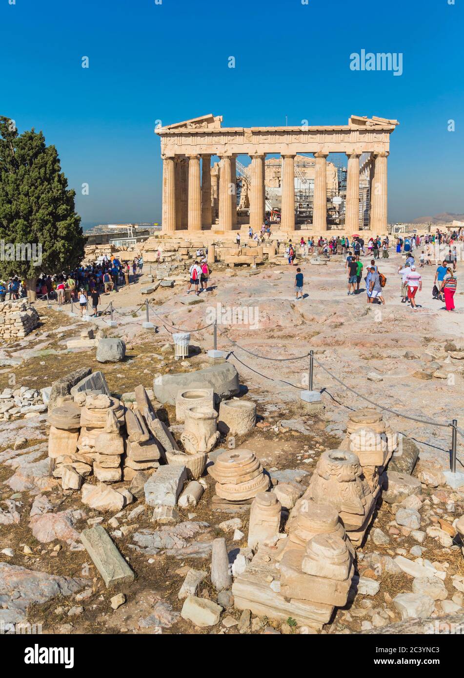 Athen, Attika, Griechenland.  Der Parthenon auf der Akropolis.  Die Akropolis von Athen ist ein UNESCO-Weltkulturerbe. Stockfoto