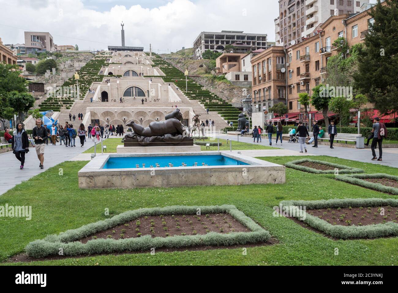 Fernando Botero, Mujer Fumando un Cigarrillo (Frau Rauchen einer Zigarette), + Park, The Cascade, das Cafesjian Museum of Modern Art, Jerewan, Armenien Stockfoto