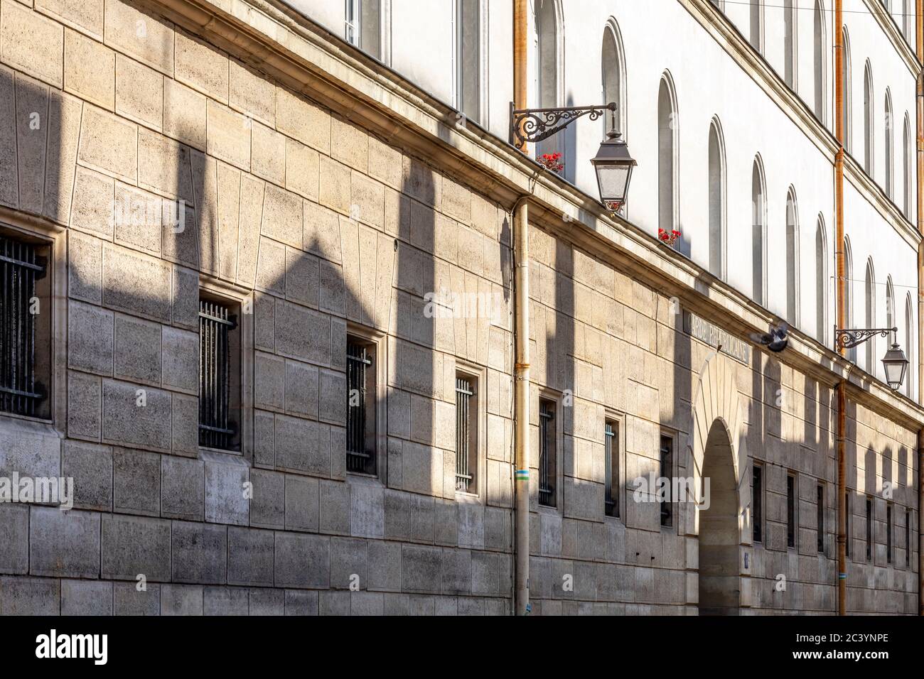 Paris, Frankreich - 26. Mai 2020: Licht und Schatten auf Gebäuden im Pariser Stadtteil Mouffetard Stockfoto