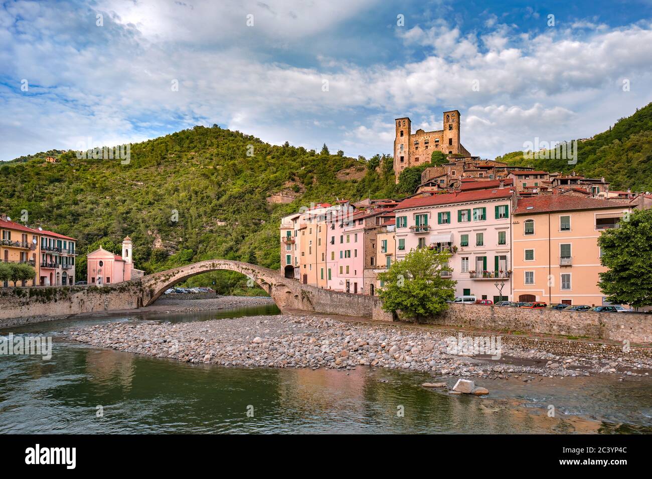 Dolceacqua in Ventimiglia, Bezirk Imperia, Ligurien (Italien). Mittelalterliche Burg an der Riviera Ligurien, Castello dei Doria, Alte Brücke, Historische Burg. Stockfoto