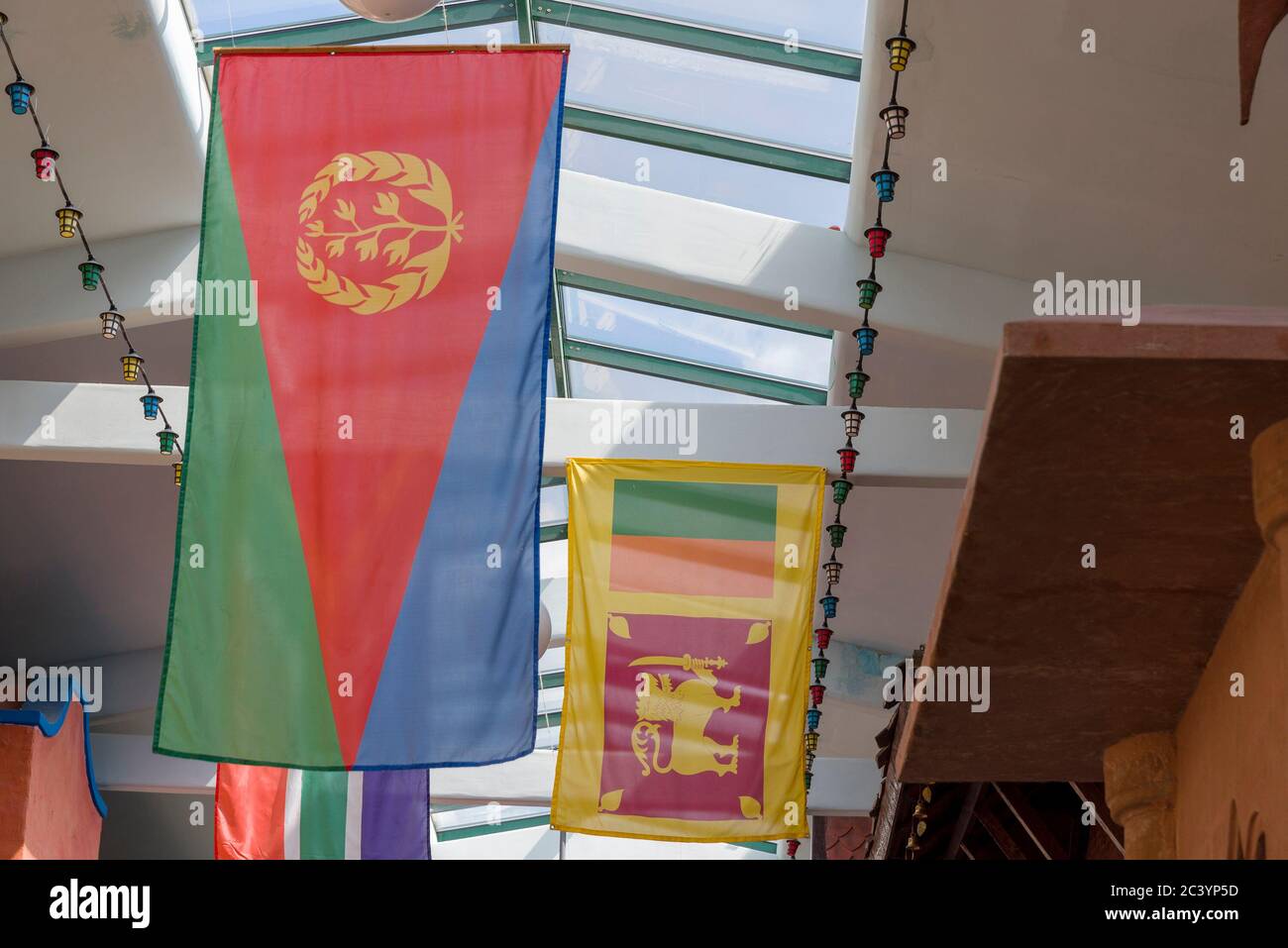 Die eritreische Flagge wiegt auf der Innenseite des Daches. Das Konzept der Hotels und Attraktionen. Stockfoto