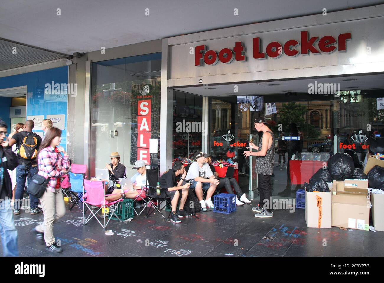 Die Leute beginnen, sich vor dem Foot locker auf der George Street Sydney  für den Nike Air Jordan 3 Lab 5 anzustellen. Einige in der Warteschlange  tragen Ait Jordan Sportschuhe Stockfotografie - Alamy