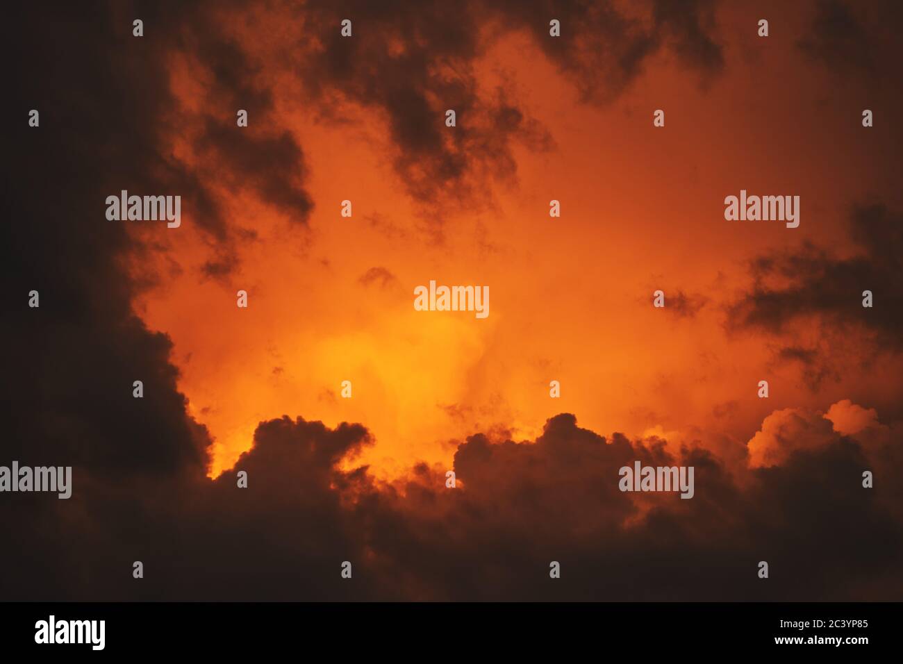 Schöne rote Wolken am Himmel. Wunderschöner Sonnenuntergang im Sommer Stockfoto