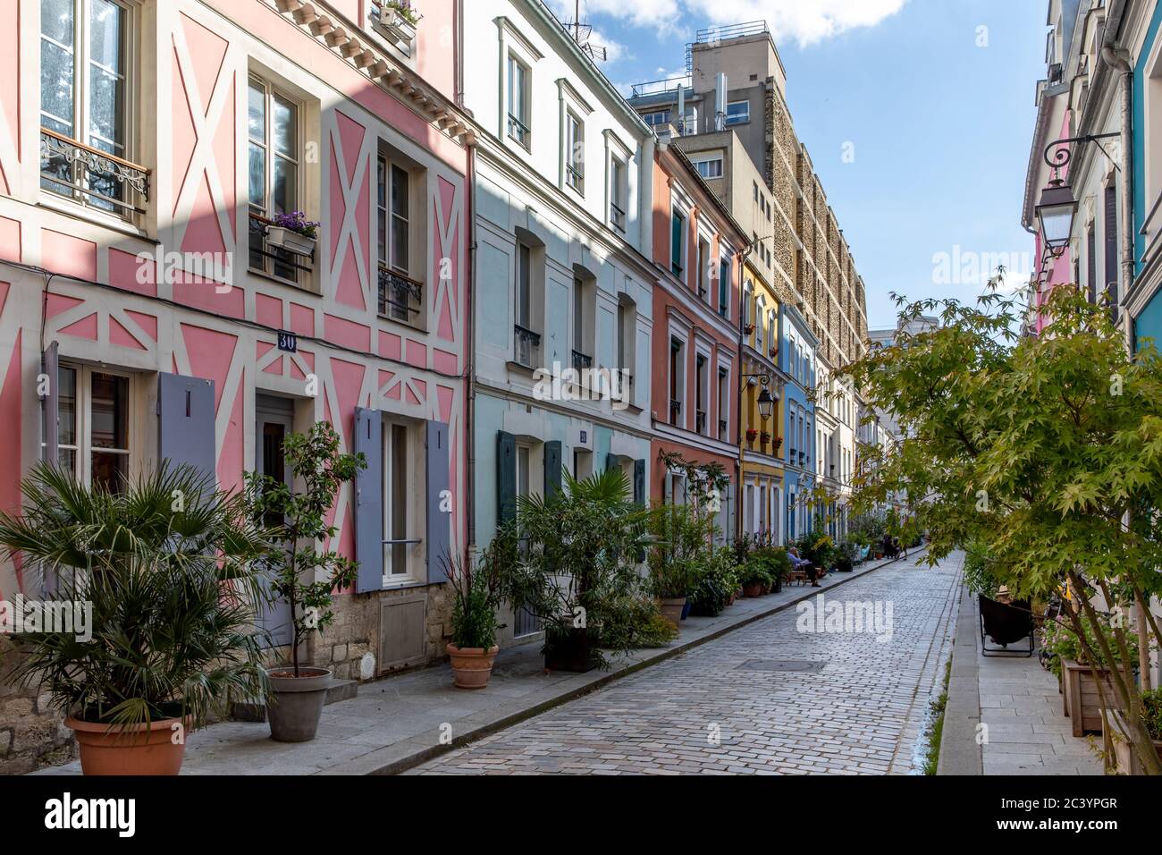 Rue Crémieux, Paris, Frankreich - 19. Mai 2020: Die Rue Cremieux im 12. Arrondissement ist eine der schönsten Wohnstraßen in Paris. Stockfoto