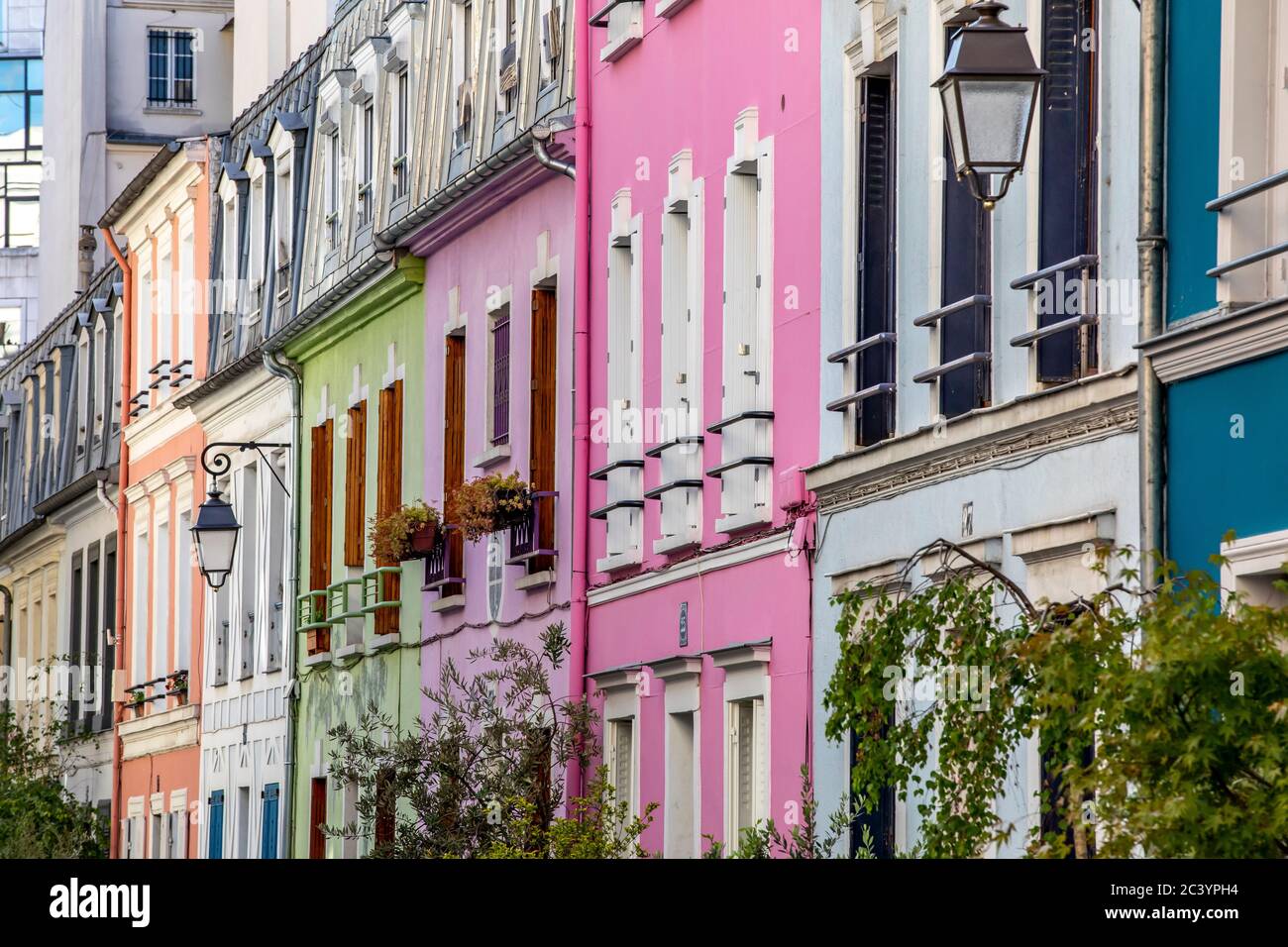 Rue Crémieux, Paris, Frankreich - 19. Mai 2020: Die Rue Cremieux im 12. Arrondissement ist eine der schönsten Wohnstraßen in Paris. Stockfoto