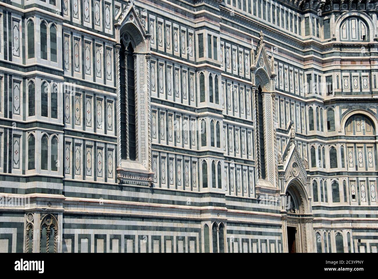 Der Marmor der Kathedrale von Florenz stammt aus dem Jahr 1887. Emilio de Fabris Marmorstickerei, ein wichtiges Beispiel für den neogotischen Stil in Italien. Stockfoto