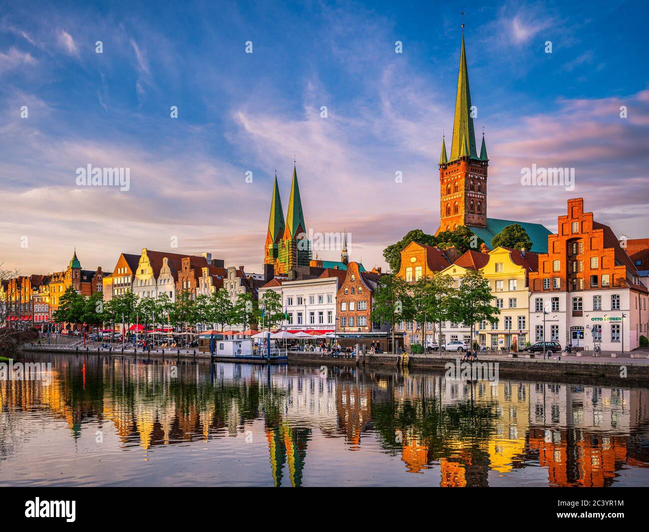 Altstadt von Lübeck, Deutschland bei Sonnenuntergang Stockfoto