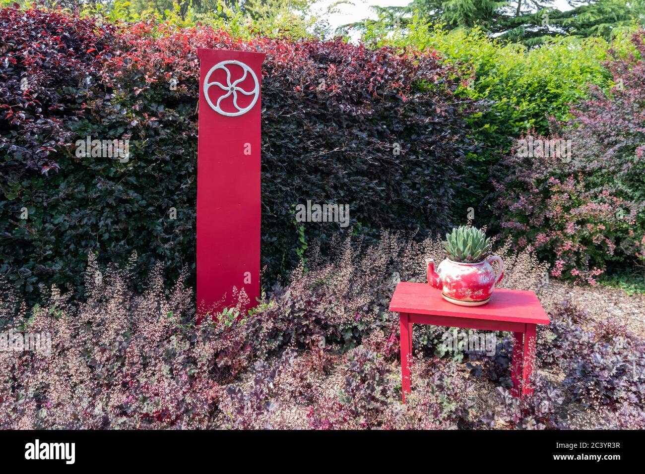 Die roten Studio Garten, eine Hommage an Henri Matisse; Eine von mehreren Themengärten an Kathy Brown's Garten, Stevington, Großbritannien Stockfoto