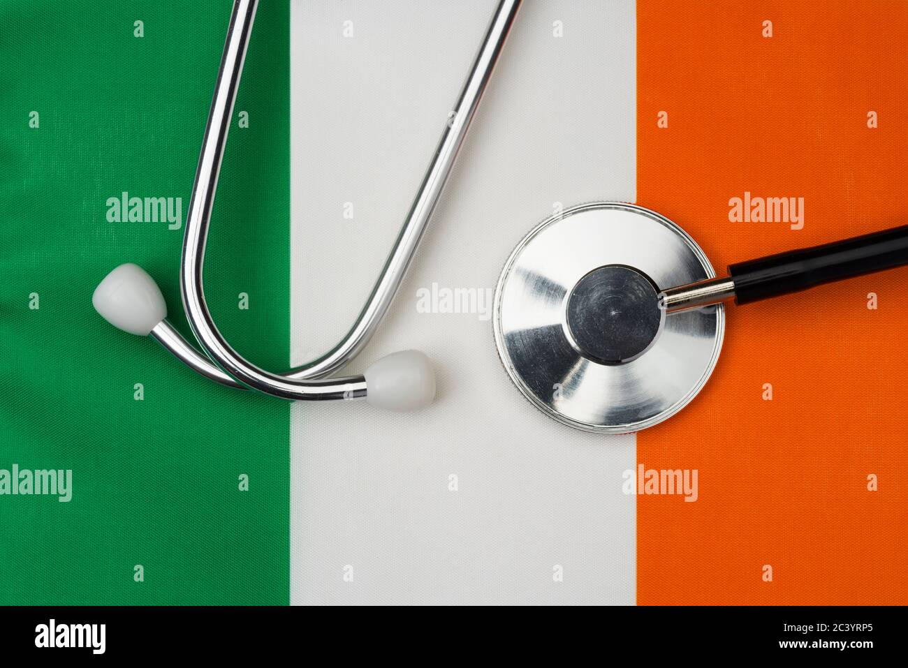 Irische Flagge und Stethoskop. Das Konzept der Medizin. Stethoskop auf der Flagge im Hintergrund. Stockfoto