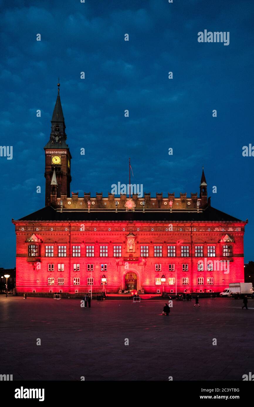 Kopenhagen, Dänemark. Juni 2020. Das Rathaus von Kopenhagen ist in rotem Licht beleuchtet, bei der Night of Light Veranstaltung, um das Bewusstsein für die ernste Situation der Unterhaltungsindustrie zu erhöhen, die aufgrund der Coronavirus - COVID-19 Krise konfrontiert ist. Kredit: Gonzales Foto/Alamy Live Nachrichten Stockfoto