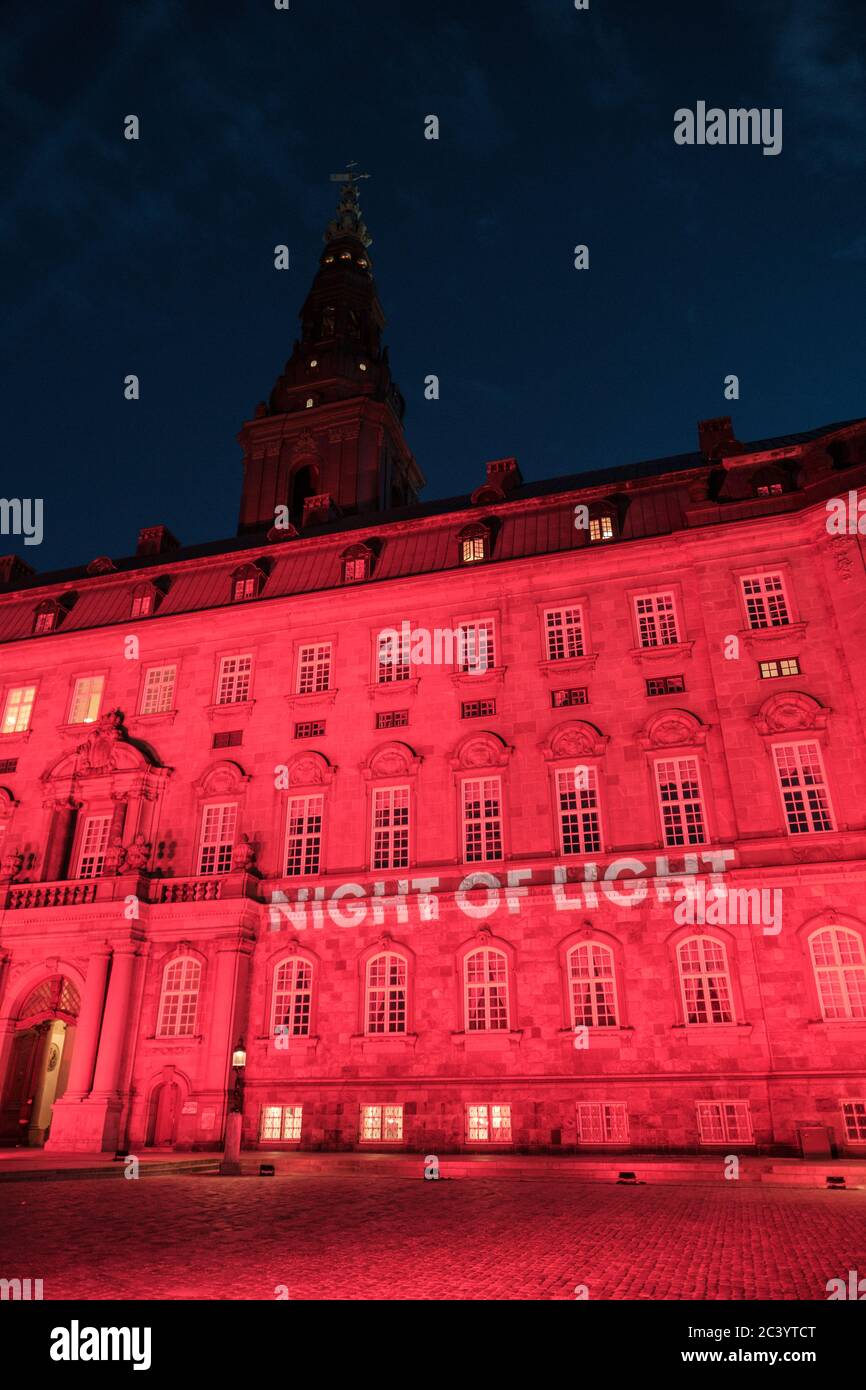 Kopenhagen, Dänemark. Juni 2020. Das dänische parlament Christiansborg Palace ist in rotem Licht beleuchtet, bei der Nacht des Lichts Veranstaltung, um das Bewusstsein für die ernste Situation der Unterhaltungsindustrie wegen der Coronavirus - COVID-19 Krise zu erhöhen. Kredit: Gonzales Foto/Alamy Live Nachrichten Stockfoto