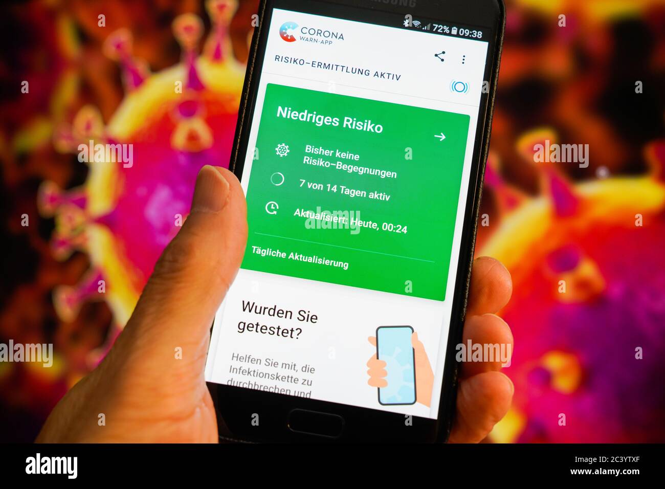 Die offizielle deutsche Corona-Warnungs-App auf einem Samsung-Smartphone ist seit dem 16. Juni 2020 verfügbar und zeigt eine mögliche Risikobegegnung mit koronainfizierten Personen auf. Foto von 23.06.2020. --- die offizielle deutsche Corona-Warn-App auf einem Samsung Smartphone, sie ist seit dem 16.6.2020 verfügbar und zeigt eine eventuelle Risikobegonung mit Coronainfizierten an. Photo vom 23.06.2020. Stockfoto