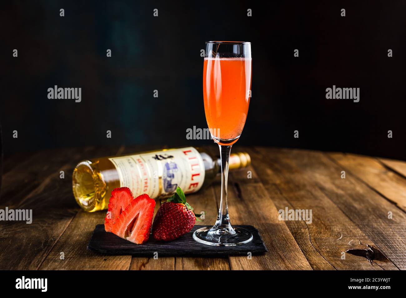 Weißrussland, Minsk - 12.03.2020: Ein spritziger Cocktail mit Lillet und Erdbeere in einem Flötenglas Stockfoto