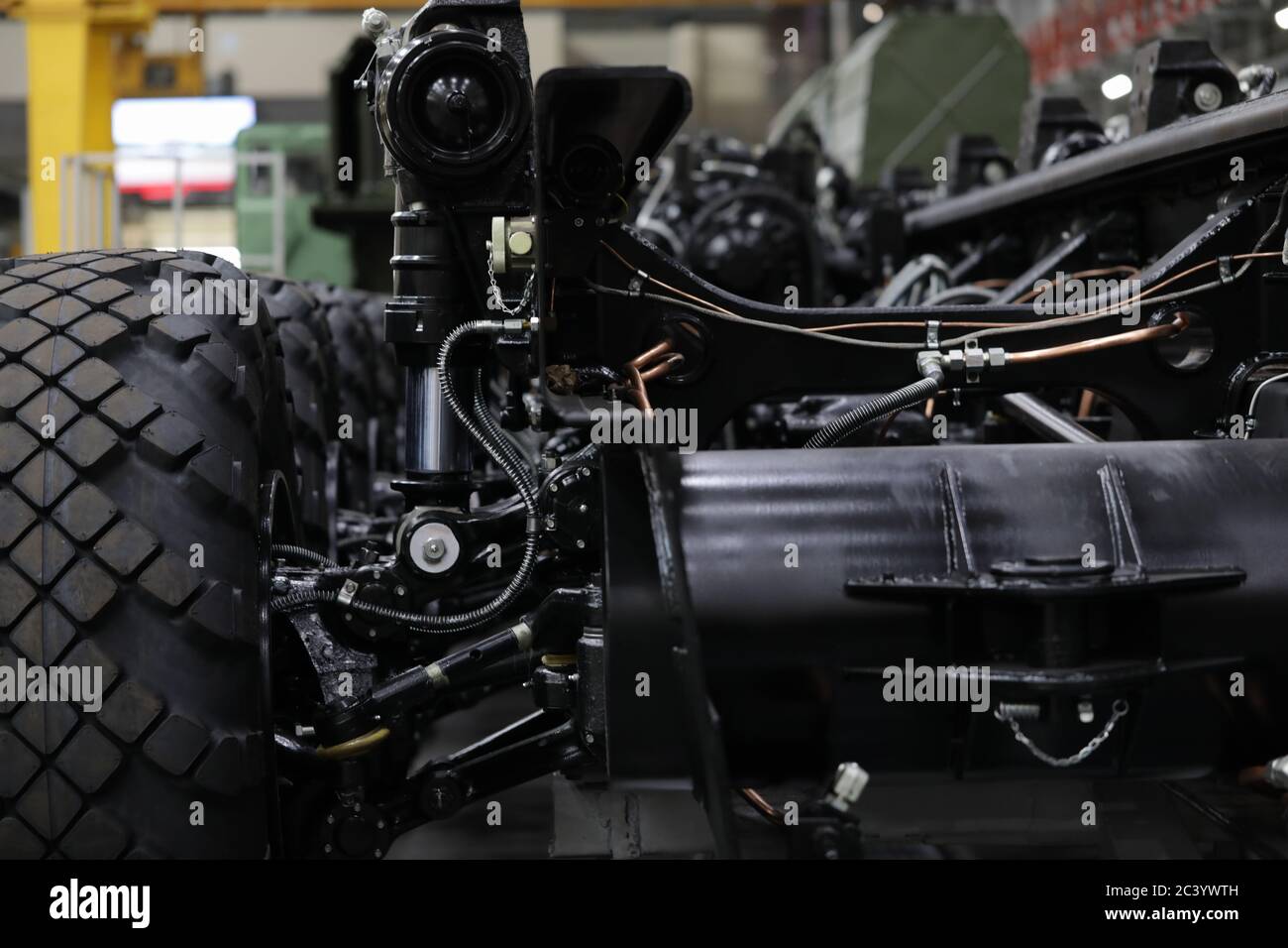 Autoteile und Autoräder in der Autowerkstatt Stockfoto