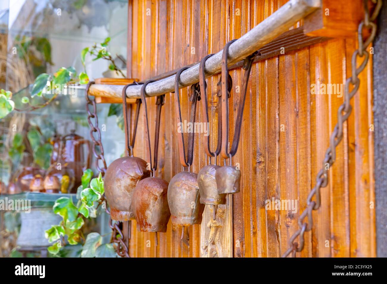 Alte Metallglocken für Haustiere in verschiedenen Größen und spezifischen Klang. Selektiver Fokus mit geringer Schärfentiefe. Stockfoto
