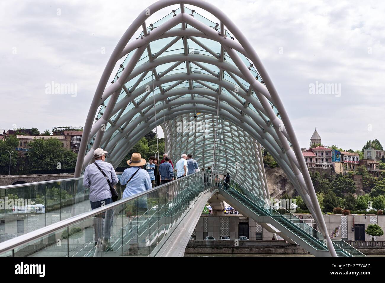 Brücke des Friedens, Tiflis, Georgien, eine Fußgängerbrücke aus Stahl und Glas Konstruktion mit zahlreichen LEDs beleuchtet, über dem Kura Riv gebaut Stockfoto