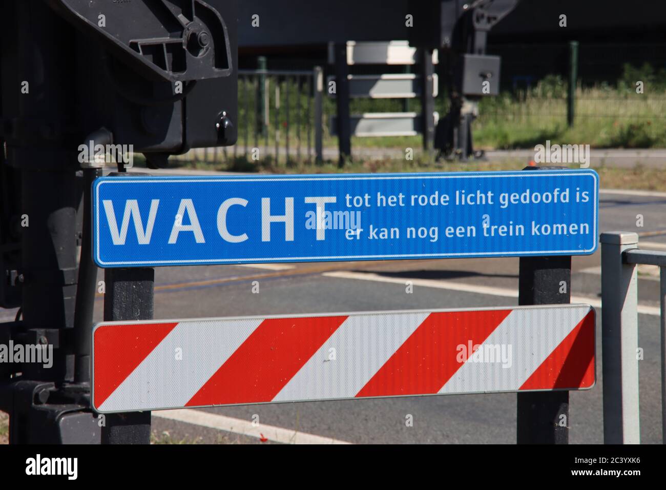 Warnschild warten bis rote Ampel ist aus an der Bahnstraßenkreuzung in Waddinxveen für R-NET Zug Stockfoto